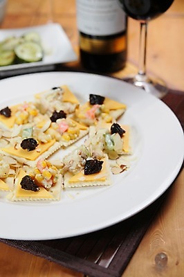 포토 JPG 그릇 접시 음식 와인잔 술병 잔 치즈 주류 서양음식 사람없음 아웃포커스 장식 컵 크래커 과자 와인 애피타이저 병 카나페 와인병 올리브 피클 국내포토 식기 열매 음료 술잔 병_용기 디저트 유제품 촬영기법 쿠키 절임 파일형식