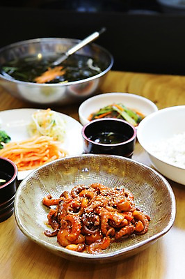 포토 JPG 그릇 접시 한식 밥 반찬 사람없음 아웃포커스 해물요리 대접 해산물 국자 볶음 장국 낙지볶음 무채 국내포토 식기 음식 주방용품 촬영기법 국 파일형식