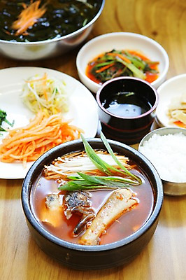 포토 JPG 그릇 접시 한식 밥 반찬 사람없음 아웃포커스 해물요리 해산물 뚝배기 생선요리 동태탕 무채 생태탕 국내포토 식기 음식 촬영기법 어류 탕 파일형식