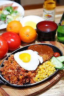 포토 JPG 그릇 한식 음식 토마토 과일 방울토마토 밥 오이 귤 사람없음 아웃포커스 계란 돈가스 계란프라이 국 철판 볶음밥 장국 김치볶음밥 콘샐러드 국내포토 식기 채소 촬영기법 알 샐러드 커틀릿 계란요리 파일형식