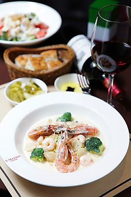 포토 JPG 그릇 접시 음료 음식 빵 와인잔 잔 새우 주류 파스타 서양음식 스파게티 사람없음 아웃포커스 컵 바구니 와인 병 브로콜리 와인병 피클 크림스파게티 국내포토 식기 채소 술잔 병_용기 촬영기법 갑각류 절임 파일형식