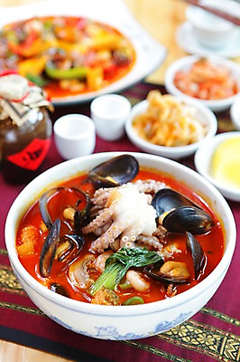 포토 JPG 그릇 접시 술잔 반찬 술병 사람없음 아웃포커스 중식 해물요리 해산물 홍합 짬뽕 해물짬뽕 국내포토 식기 음식 병_용기 어패류 잔 주류 촬영기법 파일형식