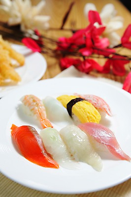 포토 JPG 접시 꽃 음식 새우 어류 사람없음 아웃포커스 초밥 생선회 회 계란말이 새우초밥 일본음식 국내포토 식물 식기 촬영기법 갑각류 수중동물 계란요리 파일형식