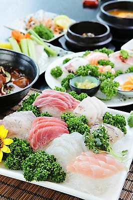 포토 JPG 그릇 접시 꽃 음식 채소 파슬리 어류 사람없음 아웃포커스 장식 초밥 생선회 회 뚝배기 무순 일본음식 국내포토 식물 식기 촬영기법 수중동물 새싹채소 파일형식