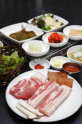 포토 JPG 그릇 접시 채소 식재료 검은배경 반찬 마늘 생고기 돼지고기 사람없음 아웃포커스 버섯 상추 삼겹살 쌈장 벌집삼겹살 국내포토 식기 음식 백그라운드 촬영기법 육류 검은색 양념 파일형식