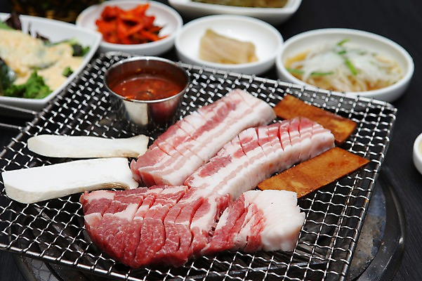 포토 JPG 그릇 접시 채소 식재료 반찬 생고기 돼지고기 사람없음 아웃포커스 버섯 소스 그릴 구이 삼겹살 불판 돼지껍데기 벌집삼겹살 국내포토 식기 음식 주방용품 촬영기법 육류 양념 파일형식