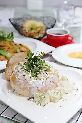 포토 JPG 그릇 접시 커피 음식 빵 채소 잔 파스타 서양음식 스파게티 사람없음 아웃포커스 장식 컵 면류 면 크림 크림스파게티 국내포토 식기 음료 촬영기법 파일형식