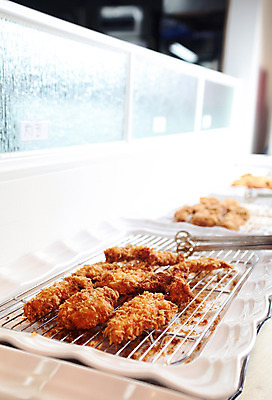 포토 JPG 접시 음식 집게 육류 사람없음 아웃포커스 튀김 그릴 돈가스 뷔페 일본음식 국내포토 식기 식재료 주방용품 촬영기법 커틀릿 파일형식