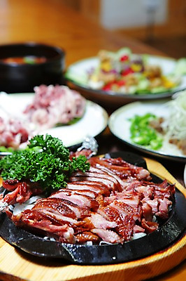 포토 JPG 그릇 접시 한식 음식 반찬 오리 파슬리 육류 사람없음 아웃포커스 철판 오리고기 훈제오리 국내포토 식기 채소 식재료 조류 촬영기법 훈제 파일형식