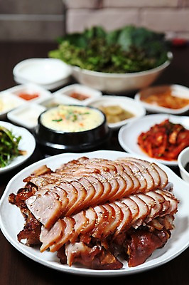 포토 JPG 그릇 접시 한식 음식 반찬 실내 육류 돼지고기 사람없음 아웃포커스 상추 족발 계란찜 쌈채소 국내포토 식기 채소 식재료 촬영기법 내부 계란요리 찜 파일형식