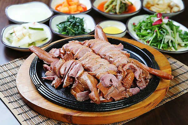 포토 JPG 그릇 접시 한식 음식 반찬 김치 오리 육류 사람없음 아웃포커스 나물 철판 대나무발 오리고기 훈제오리 국내포토 식기 채소 식재료 조류 촬영기법 훈제 파일형식