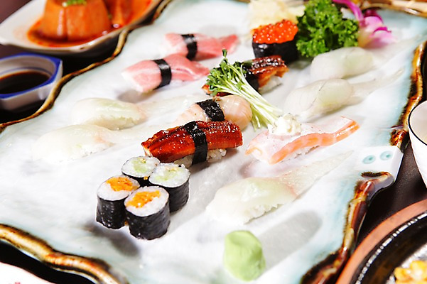 포토 JPG 접시 음식 파슬리 사람없음 아웃포커스 초밥 고추냉이 머스터드 생선초밥 연어 무순 김말이 일본음식 국내포토 식기 채소 촬영기법 어류 양념 소스_음식 새싹채소 파일형식