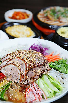 포토 JPG 접시 한식 음식 채소 오이 육류 돼지고기 사람없음 아웃포커스 장식 샐러드 슬라이스 야식 족발 맛살 콘샐러드 국내포토 식기 식재료 촬영기법 파일형식