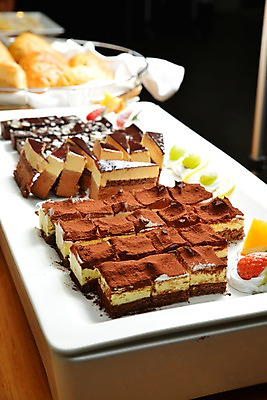 포토 JPG 접시 음식 빵 과일 딸기 디저트 사람없음 아웃포커스 장식 케이크 빵집 조각케이크 레몬 생크림 제빵 초코케이크 브라우니 국내포토 식기 촬영기법 제과제빵 상점 크림 파일형식