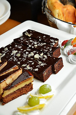 포토 JPG 접시 음식 빵 과일 딸기 디저트 사람없음 장식 케이크 빵집 조각케이크 레몬 생크림 제빵 초코케이크 브라우니 국내포토 식기 제과제빵 상점 크림 파일형식