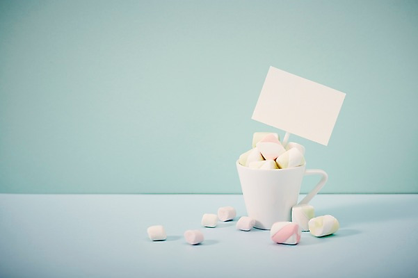 포토 JPG 스튜디오촬영 기념일 음식 백그라운드 화이트데이 디저트 프레임 실내 사탕 사람없음 컵 팻말 달콤 먹 알림 오브젝트 마시멜로우 국내포토 식기 데이이벤트 서예 이벤트 내부 맛 파일형식