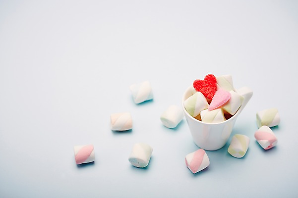 포토 JPG 스튜디오촬영 기념일 음식 백그라운드 화이트데이 디저트 실내 사탕 사람없음 컵 머그컵 하트 달콤 오브젝트 마시멜로우 국내포토 모양 식기 데이이벤트 이벤트 내부 맛 파일형식