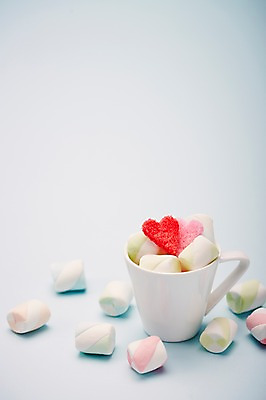 포토 JPG 스튜디오촬영 기념일 음식 백그라운드 화이트데이 탁자 디저트 실내 사탕 사람없음 컵 머그컵 하트 달콤 오브젝트 마시멜로우 국내포토 모양 식기 가구 데이이벤트 이벤트 내부 맛 파일형식