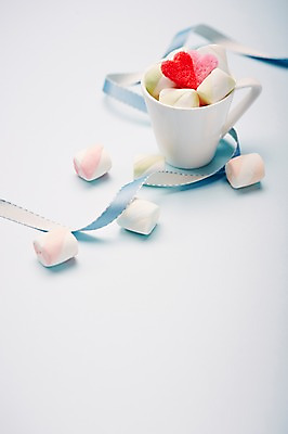 포토 JPG 스튜디오촬영 기념일 리본 음식 백그라운드 화이트데이 탁자 디저트 실내 사탕 사람없음 아웃포커스 컵 머그컵 끈 달콤 오브젝트 마시멜로우 국내포토 식기 가구 데이이벤트 촬영기법 이벤트 내부 맛 파일형식
