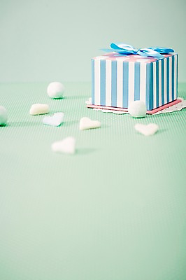 포토 JPG 스튜디오촬영 기념일 음식 백그라운드 화이트데이 탁자 디저트 실내 사탕 선물 사람없음 아웃포커스 선물상자 상자 달콤 오브젝트 국내포토 가구 데이이벤트 촬영기법 이벤트 내부 맛 파일형식