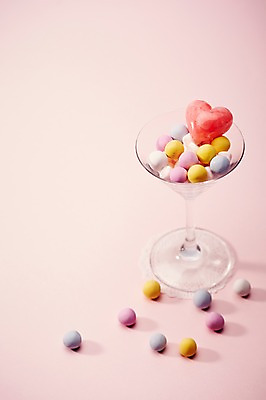 포토 JPG 스튜디오촬영 기념일 음식 백그라운드 화이트데이 디저트 잔 실내 사탕 사람없음 하트 달콤 오브젝트 샴페인잔 국내포토 모양 식기 술잔 데이이벤트 이벤트 내부 맛 파일형식