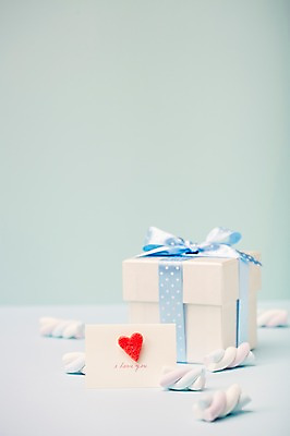 포토 JPG 스튜디오촬영 기념일 음식 백그라운드 화이트데이 탁자 디저트 실내 사탕 선물 사람없음 선물상자 상자 하트 달콤 오브젝트 마시멜로우 국내포토 카드프레임 모양 가구 데이이벤트 프레임 이벤트 내부 맛 파일형식