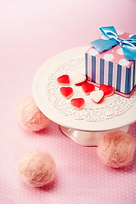 포토 JPG 스튜디오촬영 접시 기념일 음식 백그라운드 화이트데이 탁자 디저트 실내 사탕 선물 근접촬영 사람없음 선물상자 상자 하트 달콤 오브젝트 솜사탕 국내포토 모양 식기 뷰포인트 가구 데이이벤트 이벤트 내부 맛 파일형식