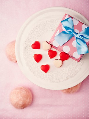 포토 JPG 스튜디오촬영 접시 기념일 리본 음식 백그라운드 화이트데이 디저트 실내 사탕 선물 근접촬영 사람없음 선물상자 상자 하트 달콤 오브젝트 솜사탕 국내포토 모양 식기 뷰포인트 데이이벤트 이벤트 내부 맛 파일형식