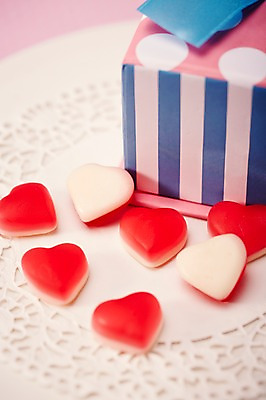 포토 JPG 스튜디오촬영 기념일 음식 백그라운드 화이트데이 디저트 실내 사탕 선물 근접촬영 사람없음 아웃포커스 선물상자 상자 하트 달콤 오브젝트 국내포토 모양 뷰포인트 데이이벤트 촬영기법 이벤트 내부 맛 파일형식