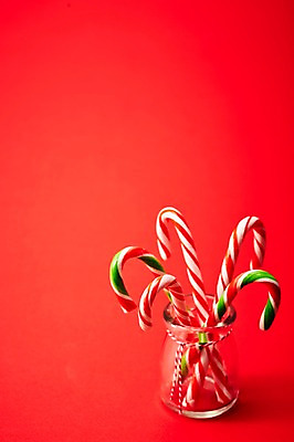 포토 JPG 스튜디오촬영 기념일 음식 컬러 백그라운드 화이트데이 지팡이 디저트 실내 막대사탕 사탕 사람없음 빨간색 달콤 병 오브젝트 국내포토 식기 데이이벤트 이벤트 내부 맛 파일형식