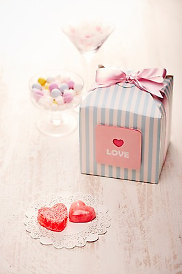 포토 JPG 스튜디오촬영 기념일 리본 음식 백그라운드 화이트데이 디저트 잔 실내 사탕 선물 사람없음 아웃포커스 선물상자 상자 하트 달콤 오브젝트 샴페인잔 국내포토 모양 식기 술잔 데이이벤트 촬영기법 이벤트 내부 맛 파일형식