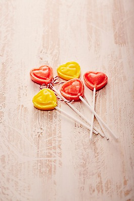 포토 JPG 스튜디오촬영 기념일 리본 음식 백그라운드 화이트데이 디저트 실내 막대사탕 사탕 사람없음 하트 달콤 오브젝트 국내포토 모양 데이이벤트 이벤트 내부 맛 파일형식