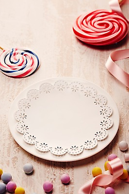 포토 JPG 스튜디오촬영 접시 기념일 리본 음식 백그라운드 화이트데이 디저트 실내 막대사탕 사탕 사람없음 아웃포커스 끈 달콤 오브젝트 국내포토 식기 데이이벤트 촬영기법 이벤트 내부 맛 파일형식