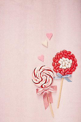 포토 JPG 스튜디오촬영 기념일 리본 음식 백그라운드 화이트데이 디저트 실내 막대사탕 사탕 사람없음 하트 달콤 오브젝트 국내포토 모양 데이이벤트 이벤트 내부 맛 파일형식