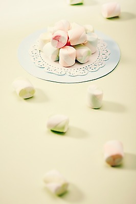 포토 JPG 스튜디오촬영 접시 기념일 음식 백그라운드 화이트데이 디저트 실내 사탕 사람없음 아웃포커스 달콤 오브젝트 마시멜로우 국내포토 식기 데이이벤트 촬영기법 이벤트 내부 맛 파일형식