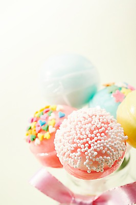 포토 JPG 스튜디오촬영 기념일 리본 음식 백그라운드 화이트데이 유리병 디저트 실내 막대사탕 사탕 근접촬영 사람없음 아웃포커스 달콤 오브젝트 국내포토 뷰포인트 데이이벤트 병_용기 촬영기법 이벤트 내부 맛 파일형식