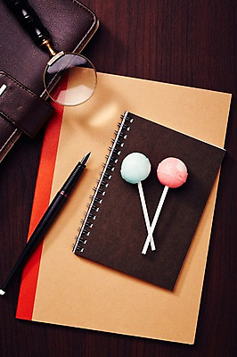 포토 JPG 스튜디오촬영 음식 백그라운드 비즈니스 화이트데이 돋보기 디저트 실내 막대사탕 사탕 사람없음 펜 만년필 다이어리 공책 달콤 오브젝트 펜촉 국내포토 데이이벤트 문구용품 내부 필기구 사무용품 맛 파일형식