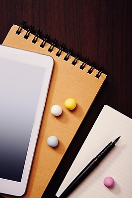 포토 JPG 스튜디오촬영 기념일 음식 백그라운드 비즈니스 화이트데이 디저트 실내 사탕 사람없음 스마트기기 태블릿 펜 만년필 다이어리 공책 달콤 오브젝트 펜촉 국내포토 데이이벤트 문구용품 이벤트 내부 전자제품 필기구 사무용품 맛 파일형식