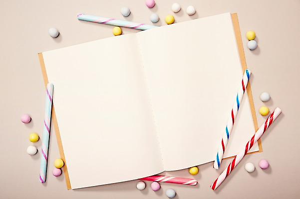 포토 JPG 스튜디오촬영 기념일 종이 음식 백그라운드 비즈니스 화이트데이 디저트 실내 막대사탕 사탕 사람없음 공책 펼침 달콤 오브젝트 국내포토 모션 데이이벤트 문구용품 이벤트 내부 맛 파일형식