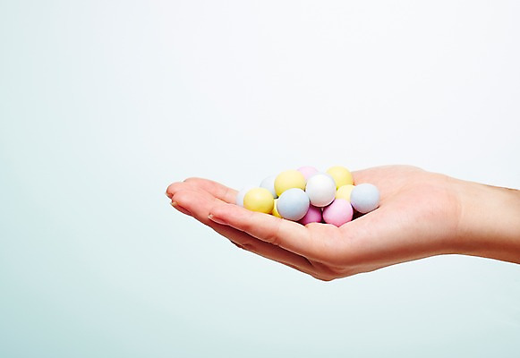 포토 JPG 스튜디오촬영 손 기념일 음식 백그라운드 화이트데이 디저트 한손 실내 사탕 한명 들기 신체부위 달콤 오브젝트 국내포토 1 모션 데이이벤트 사람 이벤트 내부 맛 파일형식