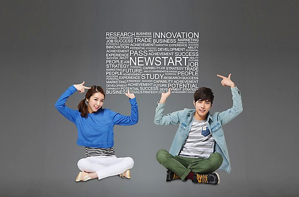 전신 PSD 편집 편집이미지 배너 커플 여자 남자 대학생 말풍선 새출발 새로움 프레임 웃음 들기 사람 앉기 동양인 손짓 20대 성인 두명 한국인 가리킴 알림 청년만 성인만 이미지편집 학생 컨셉 관계 모션 표정 인종 청년 출발 파일형식