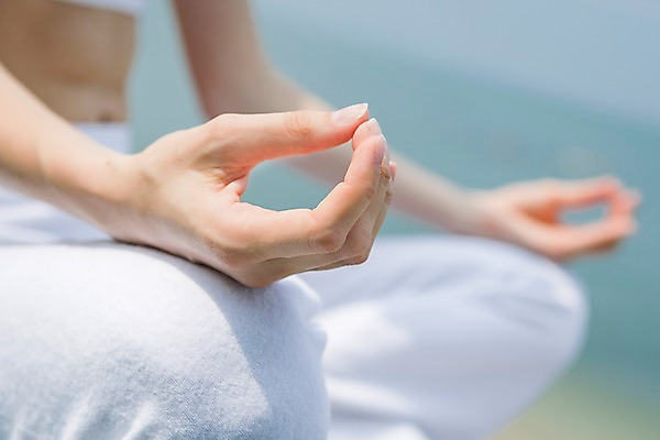 포토 JPG 주간 서양인 외국인 식물 백인 해외기획촬영 우먼라이프 라이프스타일 손 여자 여유 바다 2013년태국 포즈 몸매관리 요가 휴식 건강 한명 사람 손짓 근접촬영 잔디 성인 야외 아웃포커스 신체부위 운동복 운동 건강관리 스트레칭 요가자세 하반신 다리 풀 명상 상쾌 의료성형뷰티 성인만 국내포토 자연요소 1 웰빙 옷 감정 뷰포인트 컨셉 다이어트 모션 촬영기법 관리 인종 생활 파일형식