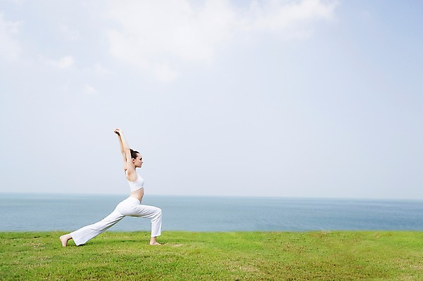 포토 JPG 주간 전신 서양인 외국인 식물 백인 해외기획촬영 우먼라이프 라이프스타일 여자 여유 바다 2013년태국 포즈 몸매관리 요가 휴식 건강 한명 서기 사람 잔디 성인 야외 옆모습 아웃포커스 운동복 운동 손들기 건강관리 스트레칭 요가자세 풀 상쾌 의료성형뷰티 전사자세 여자만 여자한명만 성인여자만 성인만 국내포토 자연요소 1 웰빙 옷 감정 뷰포인트 컨셉 다이어트 모션 촬영기법 관리 인종 생활 파일형식