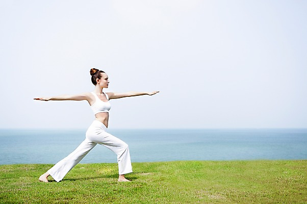 포토 JPG 주간 전신 서양인 외국인 식물 백인 해외기획촬영 우먼라이프 라이프스타일 여자 여유 바다 2013년태국 포즈 몸매관리 요가 팔벌리기 휴식 건강 한명 서기 사람 잔디 성인 야외 옆모습 아웃포커스 운동복 운동 건강관리 스트레칭 요가자세 풀 다리벌리기 상쾌 의료성형뷰티 여자만 여자한명만 성인여자만 성인만 국내포토 자연요소 1 웰빙 옷 감정 뷰포인트 컨셉 다이어트 모션 촬영기법 관리 인종 생활 파일형식