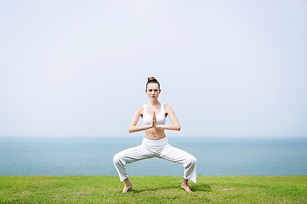 포토 JPG 주간 전신 서양인 외국인 식물 백인 해외기획촬영 우먼라이프 라이프스타일 여자 여유 바다 2013년태국 포즈 몸매관리 요가 휴식 건강 한명 서기 사람 잔디 성인 야외 운동복 운동 건강관리 스트레칭 요가자세 풀 다리벌리기 상쾌 손모으기 합장 의료성형뷰티 여자만 여자한명만 성인여자만 성인만 국내포토 자연요소 1 웰빙 옷 감정 컨셉 다이어트 모션 관리 인종 손짓 생활 파일형식