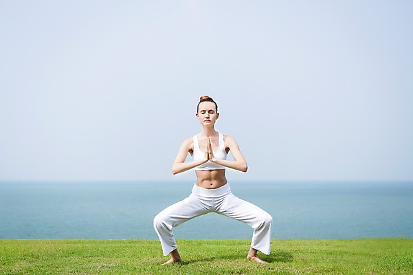 포토 JPG 주간 전신 서양인 외국인 식물 백인 해외기획촬영 우먼라이프 라이프스타일 여자 여유 바다 2013년태국 포즈 몸매관리 요가 휴식 건강 한명 서기 사람 잔디 성인 야외 운동복 운동 건강관리 눈감음 스트레칭 요가자세 풀 다리벌리기 상쾌 손모으기 합장 의료성형뷰티 여자만 여자한명만 성인여자만 성인만 국내포토 자연요소 1 웰빙 옷 감정 컨셉 다이어트 모션 관리 인종 손짓 생활 파일형식