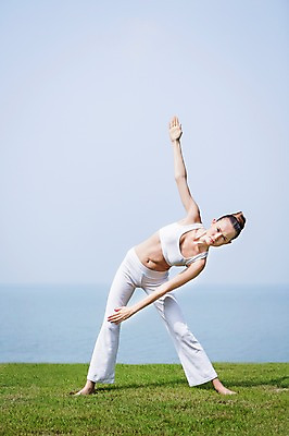 포토 JPG 주간 전신 서양인 외국인 식물 백인 해외기획촬영 우먼라이프 라이프스타일 여자 여유 바다 2013년태국 포즈 몸매관리 요가 휴식 건강 한명 서기 사람 잔디 성인 야외 아웃포커스 운동복 운동 손들기 건강관리 스트레칭 요가자세 풀 상쾌 의료성형뷰티 여자만 여자한명만 성인여자만 성인만 국내포토 자연요소 1 웰빙 옷 감정 컨셉 다이어트 모션 촬영기법 관리 인종 생활 파일형식