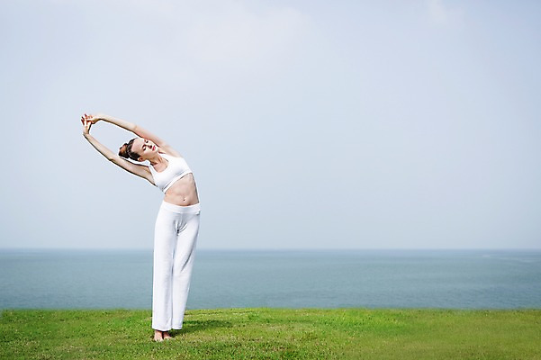 포토 JPG 주간 전신 서양인 외국인 식물 백인 해외기획촬영 우먼라이프 라이프스타일 여자 여유 바다 2013년태국 포즈 몸매관리 요가 휴식 건강 한명 서기 사람 잔디 성인 야외 운동복 운동 손들기 건강관리 스트레칭 요가자세 풀 상쾌 의료성형뷰티 여자만 여자한명만 성인여자만 성인만 국내포토 자연요소 1 웰빙 옷 감정 컨셉 다이어트 모션 관리 인종 생활 파일형식