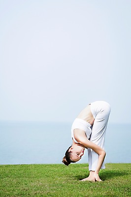 포토 JPG 주간 전신 서양인 외국인 식물 백인 해외기획촬영 우먼라이프 라이프스타일 여자 여유 바다 2013년태국 포즈 몸매관리 요가 휴식 건강 고개숙이기 한명 서기 사람 잔디 성인 야외 옆모습 아웃포커스 운동복 운동 건강관리 스트레칭 요가자세 풀 상쾌 의료성형뷰티 여자만 여자한명만 성인여자만 성인만 국내포토 자연요소 1 웰빙 옷 감정 뷰포인트 컨셉 다이어트 모션 촬영기법 관리 숙이기 인종 생활 파일형식
