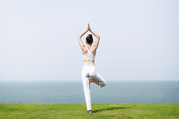 포토 JPG 주간 전신 서양인 외국인 식물 백인 해외기획촬영 우먼라이프 라이프스타일 여자 여유 바다 2013년태국 포즈 몸매관리 요가 휴식 건강 한명 서기 사람 잔디 성인 야외 뒷모습 운동복 운동 손들기 건강관리 스트레칭 요가자세 풀 상쾌 다리들기 의료성형뷰티 여자만 여자한명만 성인여자만 성인만 국내포토 자연요소 1 웰빙 옷 감정 뷰포인트 컨셉 다이어트 모션 관리 인종 생활 파일형식